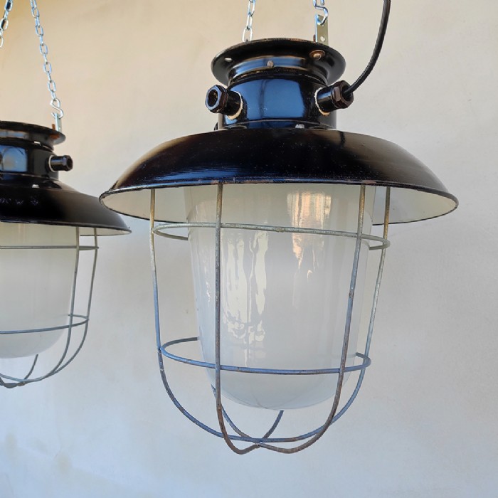 Passa il mouse sull'immagine per ingrandire Immagine dell'articolo Lampada industriale a sospensione Lampada industriale a sospensione cecoslovacca vintage n.377