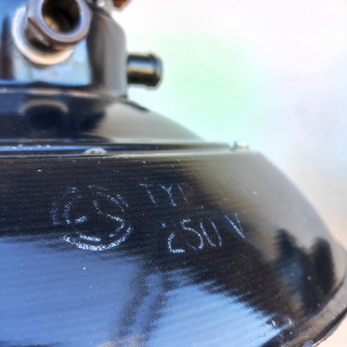 Passa il mouse sull'immagine per ingrandire Immagine dell'articolo Lampada industriale a sospensione Lampada industriale a sospensione cecoslovacca vintage n.377