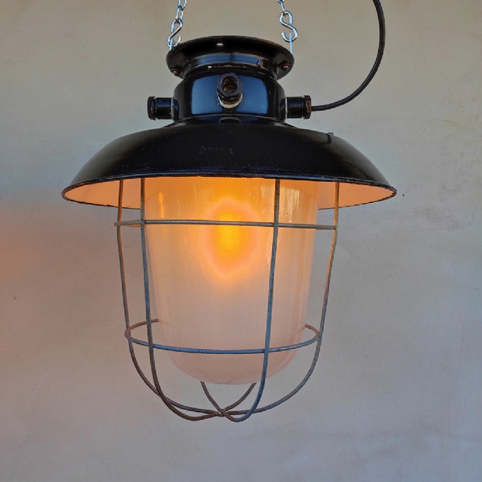 Passa il mouse sull'immagine per ingrandire Immagine dell'articolo Lampada industriale a sospensione Lampada industriale a sospensione cecoslovacca vintage n.377