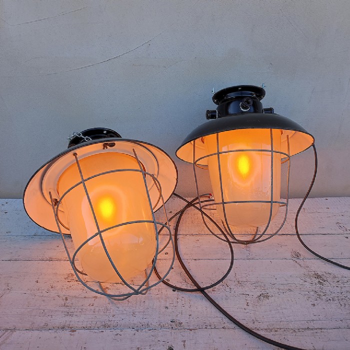 Passa il mouse sull'immagine per ingrandire Immagine dell'articolo Lampada industriale a sospensione Lampada industriale a sospensione cecoslovacca vintage n.377