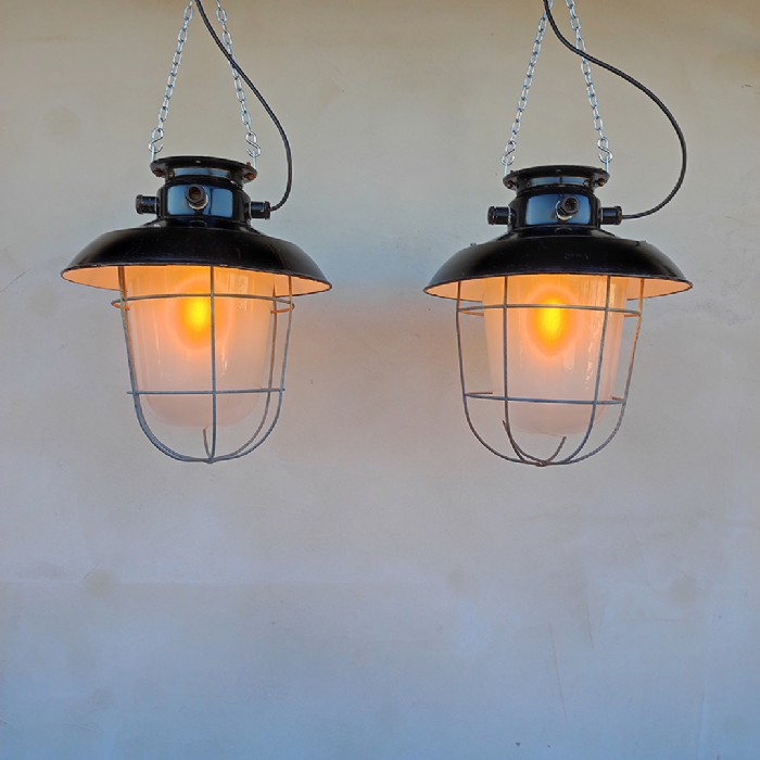 Passa il mouse sull'immagine per ingrandire Immagine dell'articolo Lampada industriale a sospensione Lampada industriale a sospensione cecoslovacca vintage n.377