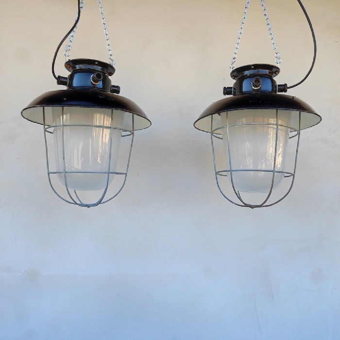 Passa il mouse sull'immagine per ingrandire Immagine dell'articolo Lampada industriale a sospensione Lampada industriale a sospensione cecoslovacca vintage n.377