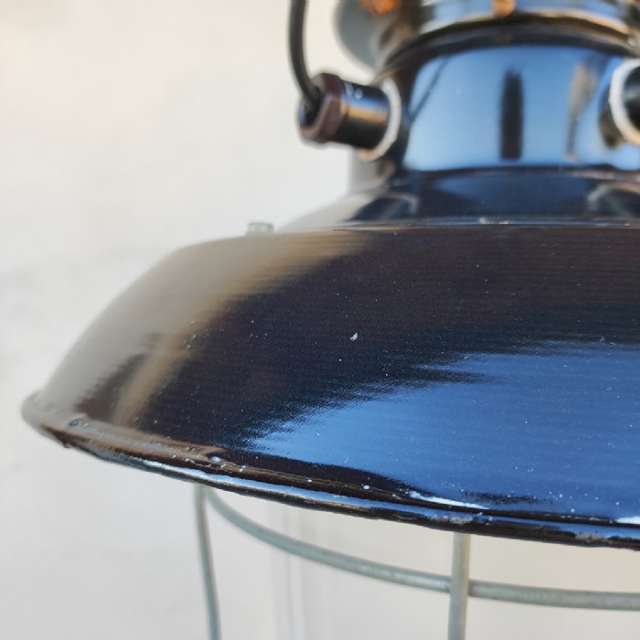 Passa il mouse sull'immagine per ingrandire Immagine dell'articolo Lampada industriale a sospensione Lampada industriale a sospensione cecoslovacca vintage n.377