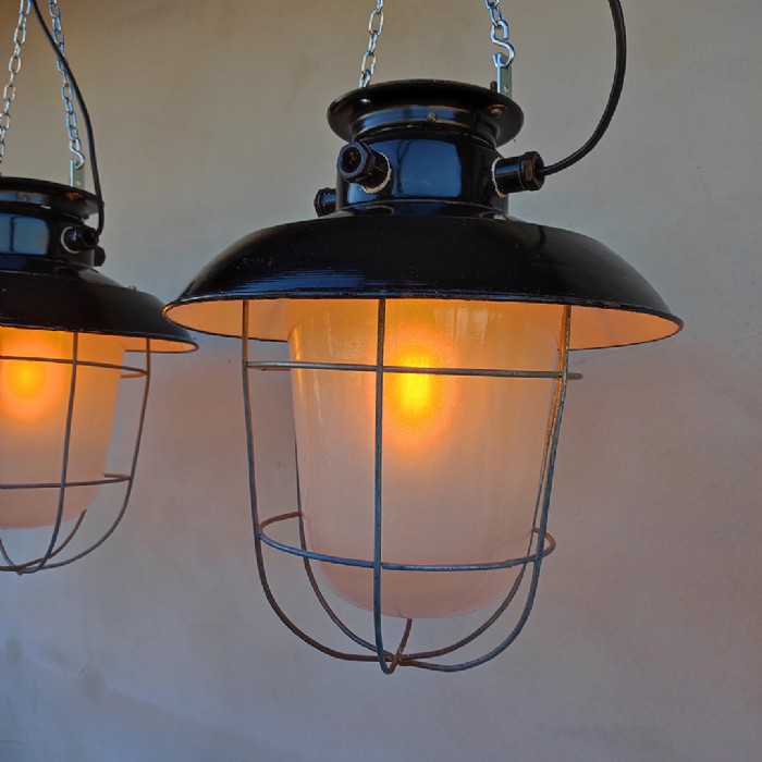 Passa il mouse sull'immagine per ingrandire Immagine dell'articolo Lampada industriale a sospensione Lampada industriale a sospensione cecoslovacca vintage n.377