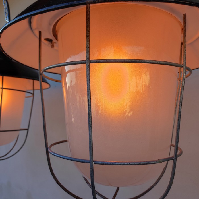 Passa il mouse sull'immagine per ingrandire Immagine dell'articolo Lampada industriale a sospensione Lampada industriale a sospensione cecoslovacca vintage n.377