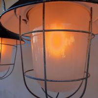 Ingrandisci l'immagine Miniatura dell'articolo Lampada industriale a sospensione Lampada industriale a sospensione cecoslovacca vintage n.377