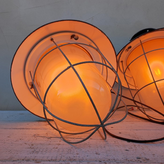 Passa il mouse sull'immagine per ingrandire Immagine dell'articolo Lampada industriale a sospensione Lampada industriale a sospensione cecoslovacca vintage n.377