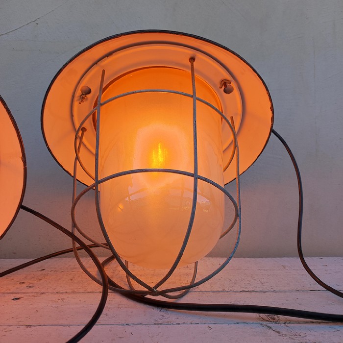 Passa il mouse sull'immagine per ingrandire Immagine dell'articolo Lampada industriale a sospensione Lampada industriale a sospensione cecoslovacca vintage n.377