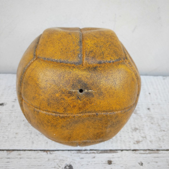 Miniatura dell'articolo Pallone da calcio in cuoio originale vintage - Oggetto n.192