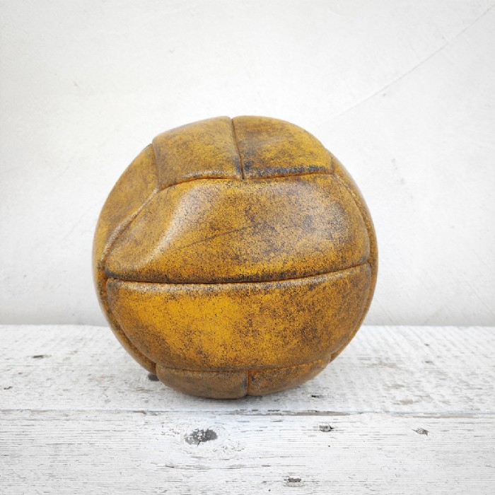 Miniatura dell'articolo Pallone da calcio in cuoio originale vintage - Oggetto n.192