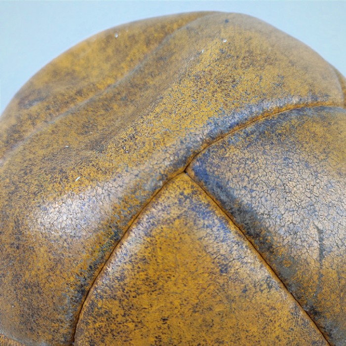 Miniatura dell'articolo Pallone da calcio in cuoio originale vintage - Oggetto n.192
