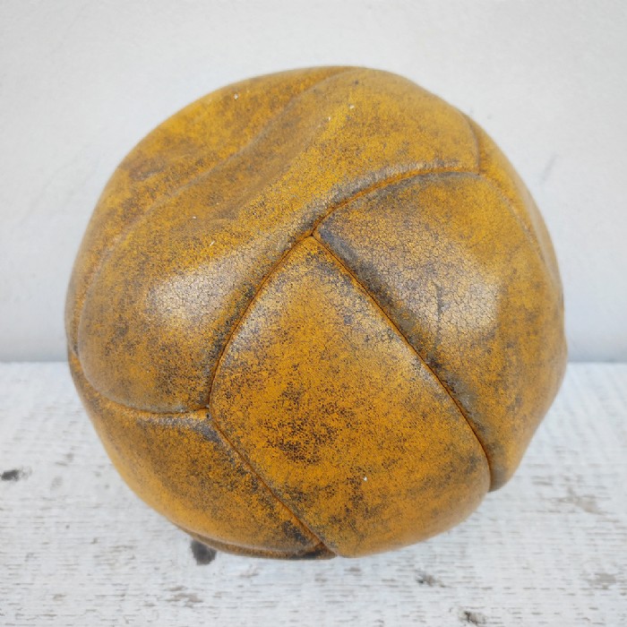 Miniatura dell'articolo Pallone da calcio in cuoio originale vintage - Oggetto n.192