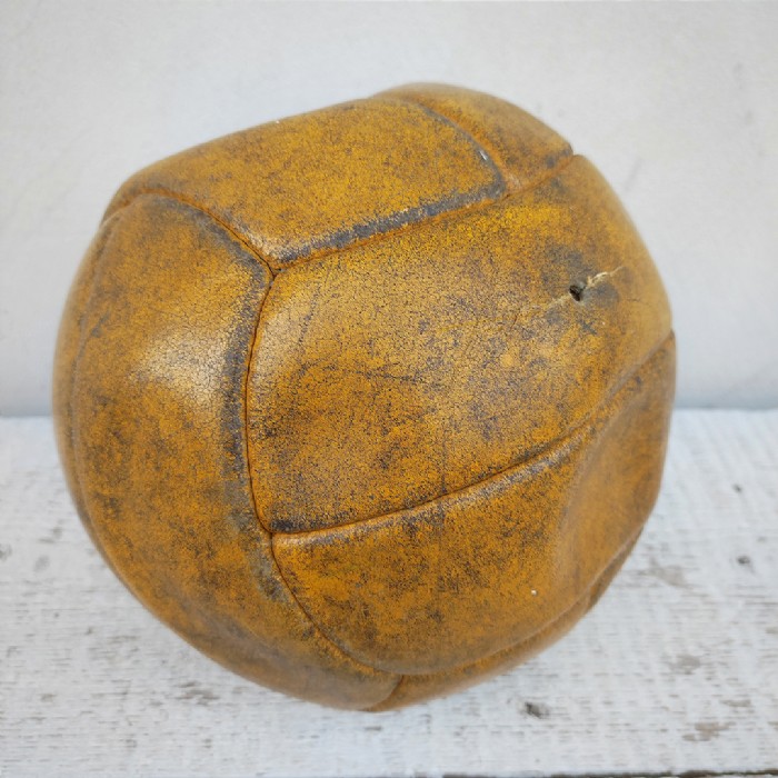 Miniatura dell'articolo Pallone da calcio in cuoio originale vintage - Oggetto n.192