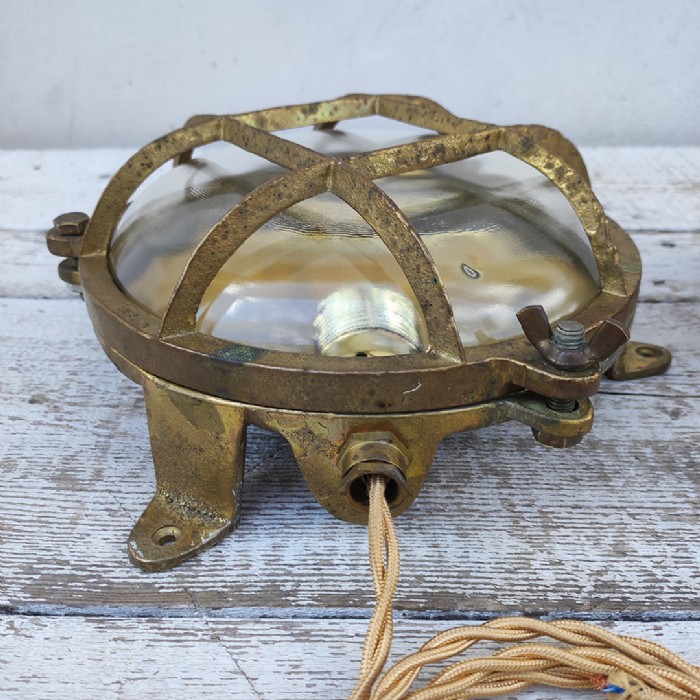 Passa il mouse sull'immagine per ingrandire Immagine dell'articolo Lampade da parete Lampade navali da parete in ottone vintage n.334