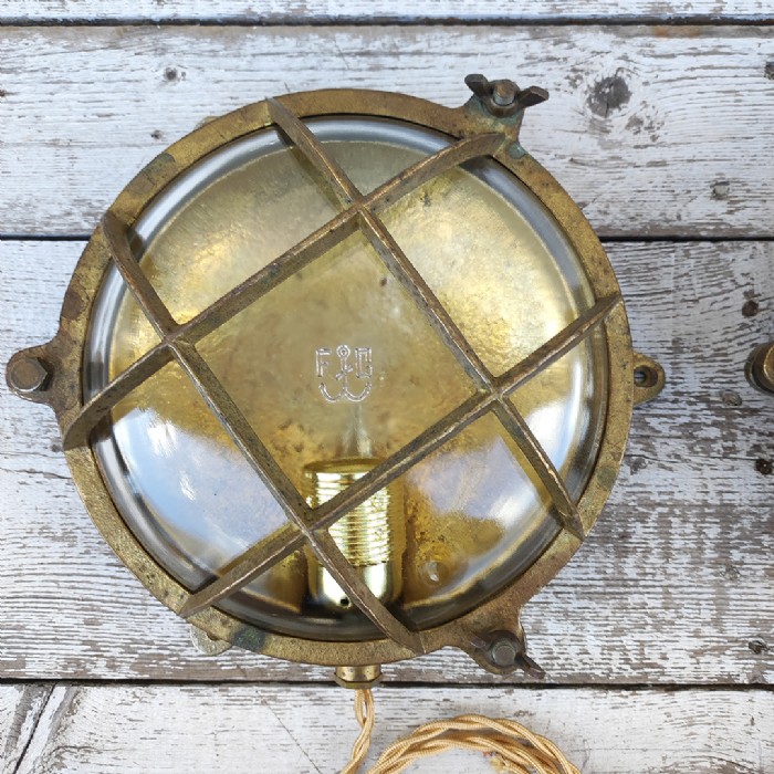 Passa il mouse sull'immagine per ingrandire Immagine dell'articolo Lampade da parete Lampade navali da parete in ottone vintage n.334