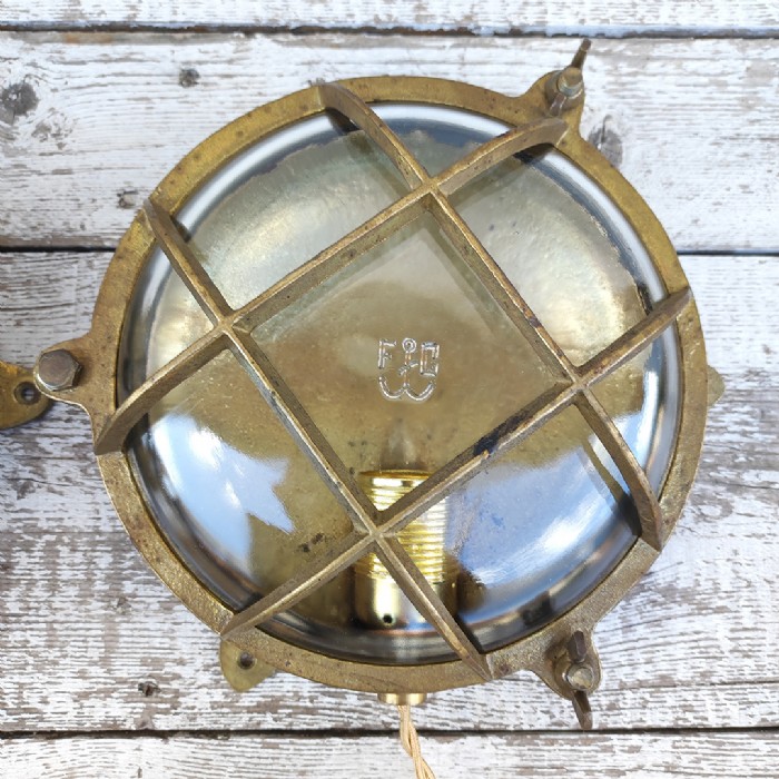 Passa il mouse sull'immagine per ingrandire Immagine dell'articolo Lampade da parete Lampade navali da parete in ottone vintage n.334