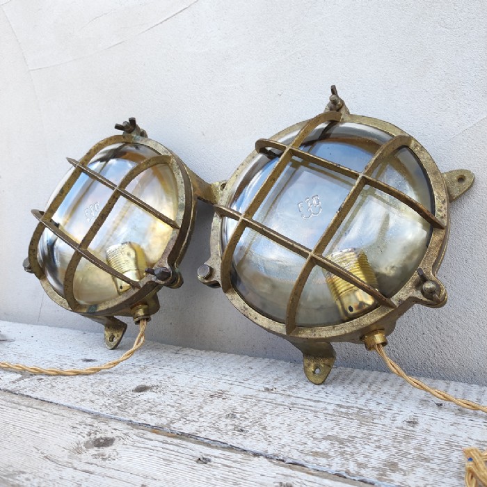 Passa il mouse sull'immagine per ingrandire Immagine dell'articolo Lampade da parete Lampade navali da parete in ottone vintage n.334