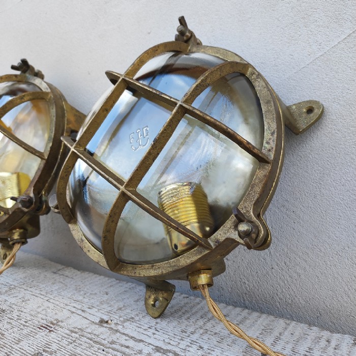 Passa il mouse sull'immagine per ingrandire Immagine dell'articolo Lampade da parete Lampade navali da parete in ottone vintage n.334