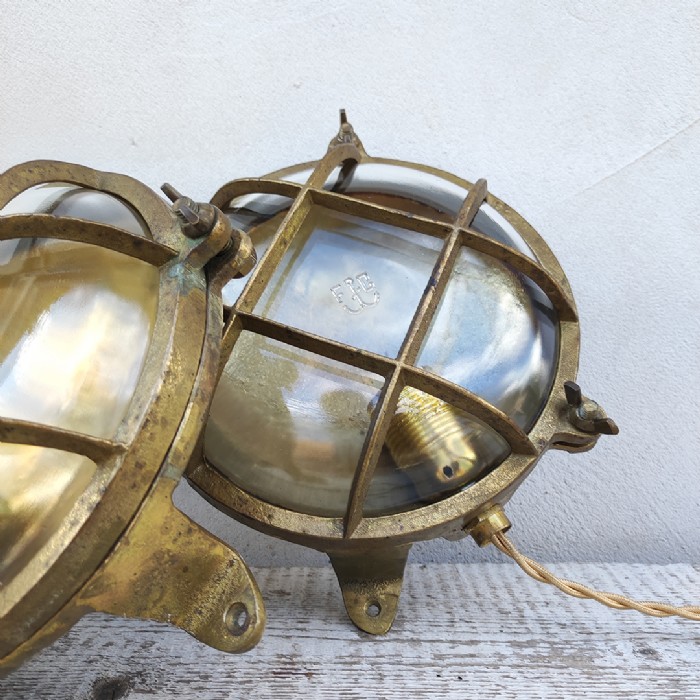 Passa il mouse sull'immagine per ingrandire Immagine dell'articolo Lampade da parete Lampade navali da parete in ottone vintage n.334