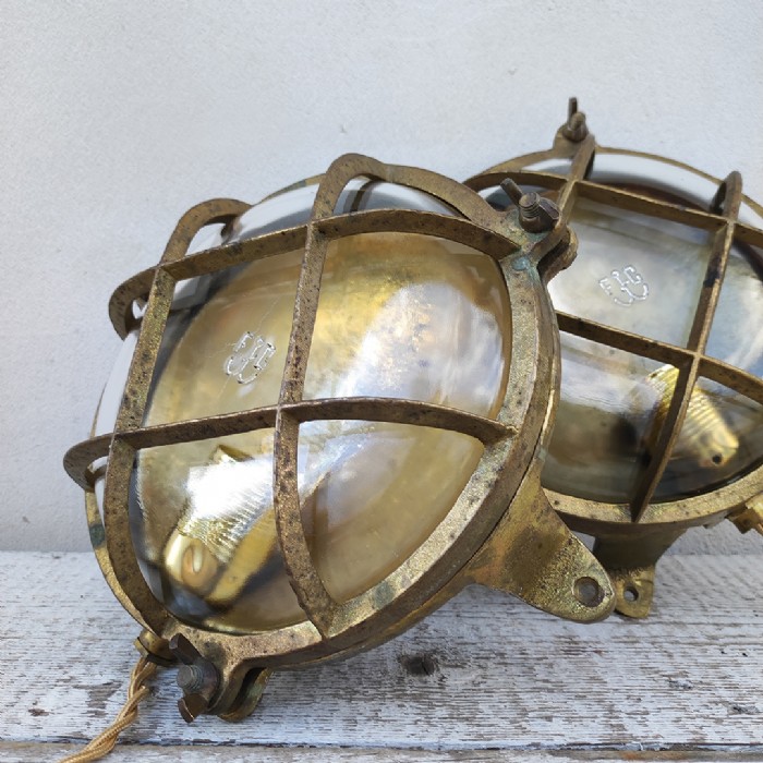 Passa il mouse sull'immagine per ingrandire Immagine dell'articolo Lampade da parete Lampade navali da parete in ottone vintage n.334