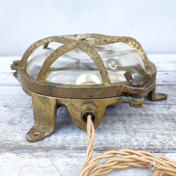 Passa il mouse sull'immagine per ingrandire Immagine dell'articolo Lampade da parete Lampade navali da parete in ottone vintage n.334