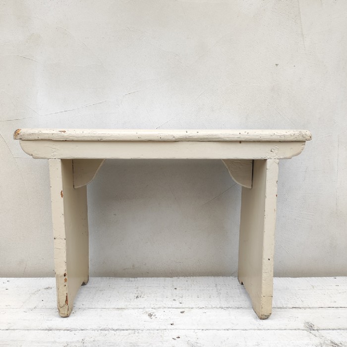 Passa il mouse sull'immagine per ingrandire Immagine dell'articolo Sgabello rurale vintage Sgabello rurale di campagna vintage n.358