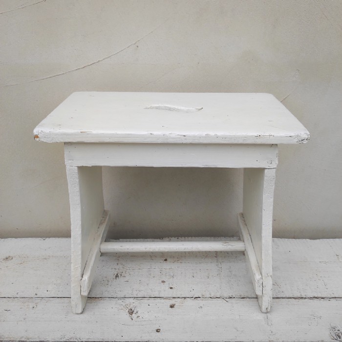 Passa il mouse sull'immagine per ingrandire Immagine dell'articolo Sgabello rurale vintage Sgabello rurale di campagna vintage n.359