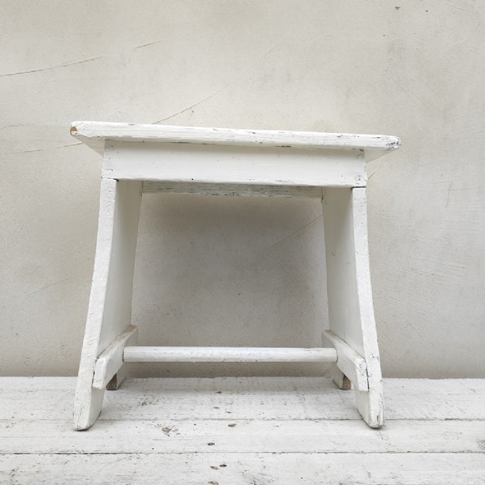 Passa il mouse sull'immagine per ingrandire Immagine dell'articolo Sgabello rurale vintage Sgabello rurale di campagna vintage n.359