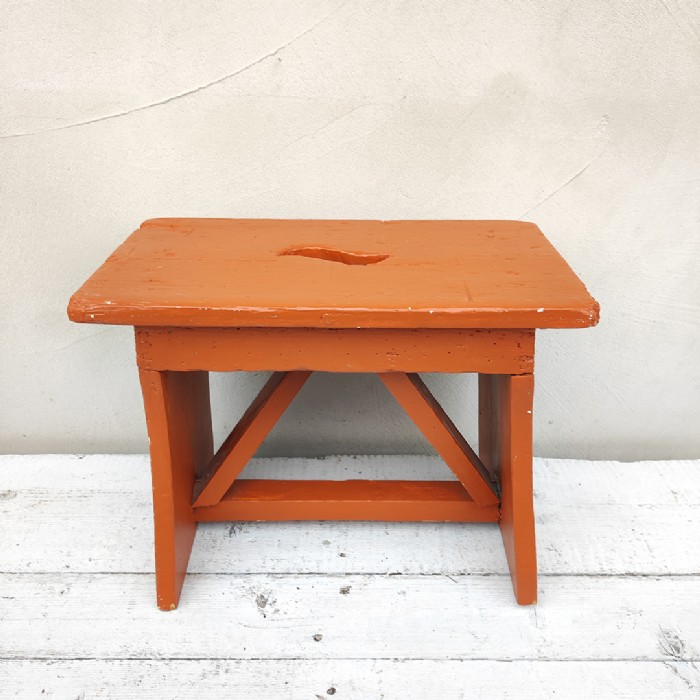 Passa il mouse sull'immagine per ingrandire Immagine dell'articolo Sgabello rurale vintage Sgabello rurale di campagna vintage n.360