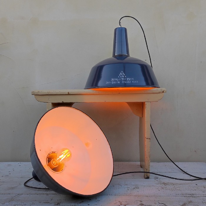 Passa il mouse sull'immagine per ingrandire Immagine dell'articolo Lampada industriale a sospensione Lampade (2) industriali a sospensione ungheresi EKA vintage D41.5 n.378