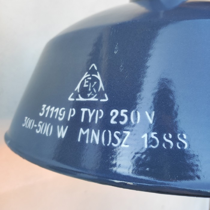 Passa il mouse sull'immagine per ingrandire Immagine dell'articolo Lampada industriale a sospensione Lampade (2) industriali a sospensione ungheresi EKA vintage D41.5 n.378