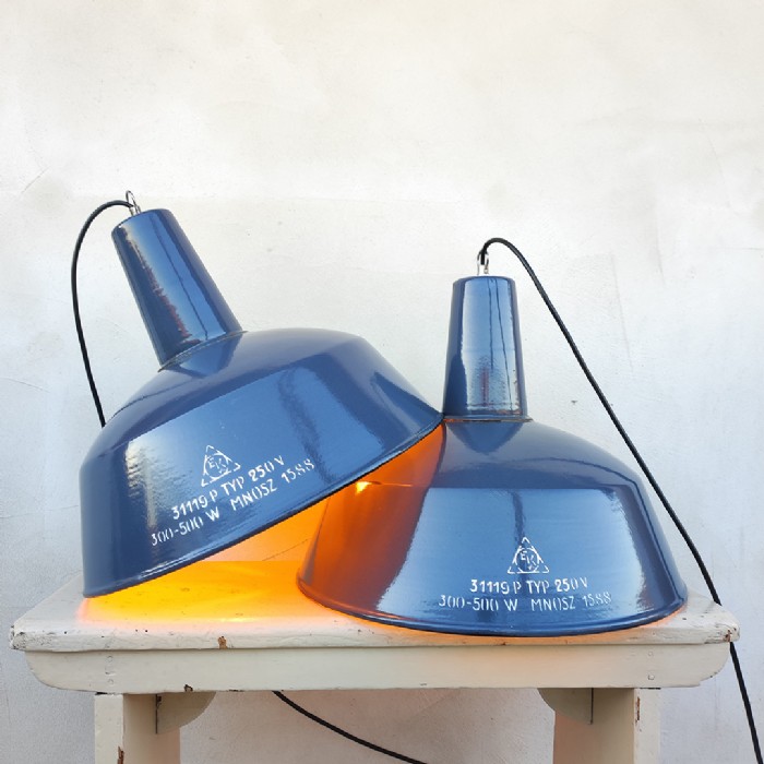 Passa il mouse sull'immagine per ingrandire Immagine dell'articolo Lampada industriale a sospensione Lampade (2) industriali a sospensione ungheresi EKA vintage D41.5 n.378