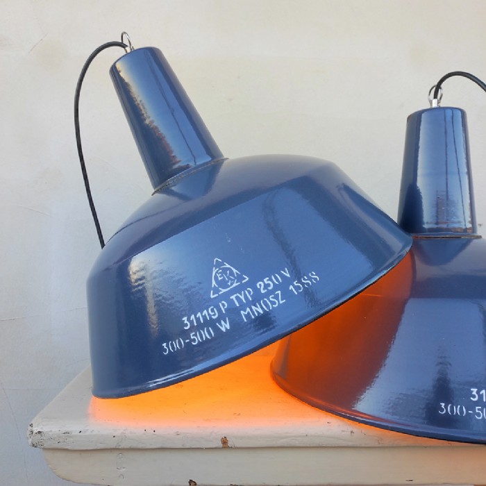 Passa il mouse sull'immagine per ingrandire Immagine dell'articolo Lampada industriale a sospensione Lampade (2) industriali a sospensione ungheresi EKA vintage D41.5 n.378