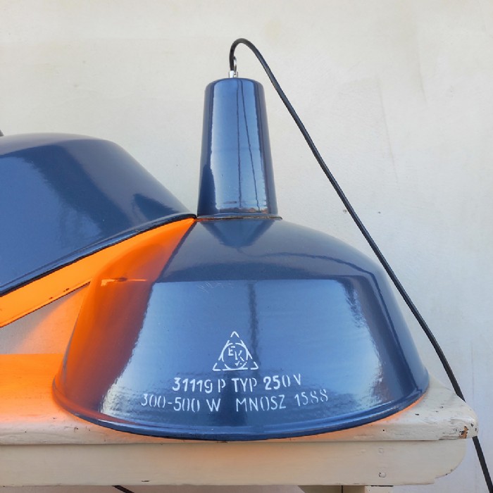 Passa il mouse sull'immagine per ingrandire Immagine dell'articolo Lampada industriale a sospensione Lampade (2) industriali a sospensione ungheresi EKA vintage D41.5 n.378