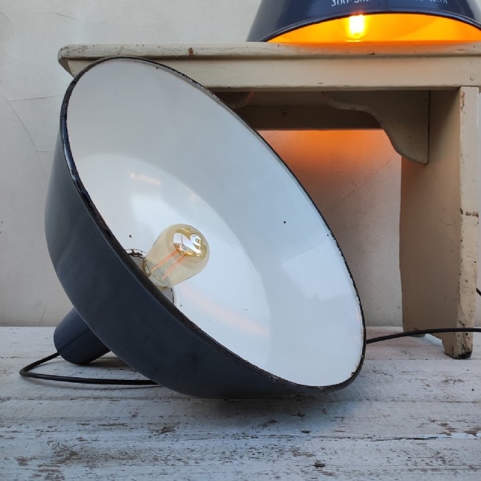 Passa il mouse sull'immagine per ingrandire Immagine dell'articolo Lampada industriale a sospensione Lampade (2) industriali a sospensione ungheresi EKA vintage D41.5 n.378