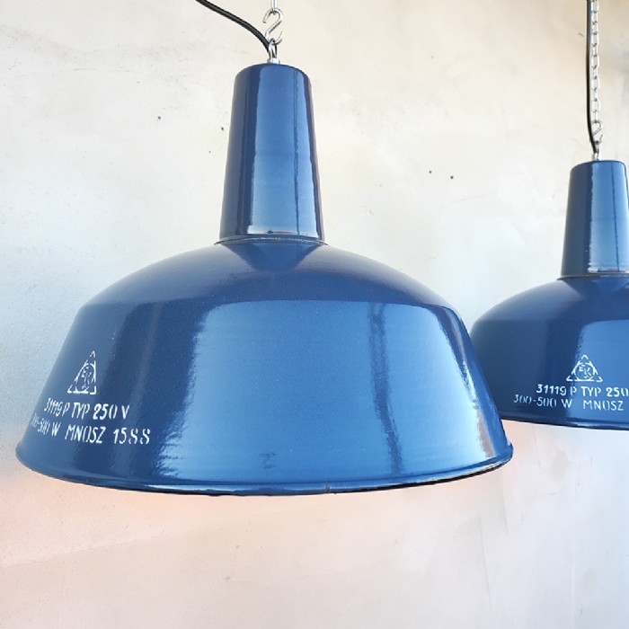 Passa il mouse sull'immagine per ingrandire Immagine dell'articolo Lampada industriale a sospensione Lampade (2) industriali a sospensione ungheresi EKA vintage D41.5 n.378