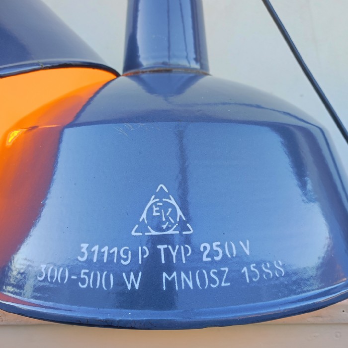 Passa il mouse sull'immagine per ingrandire Immagine dell'articolo Lampada industriale a sospensione Lampade (2) industriali a sospensione ungheresi EKA vintage D41.5 n.378