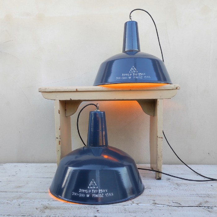 Passa il mouse sull'immagine per ingrandire Immagine dell'articolo Lampada industriale a sospensione Lampade (2) industriali a sospensione ungheresi EKA vintage D41.5 n.378