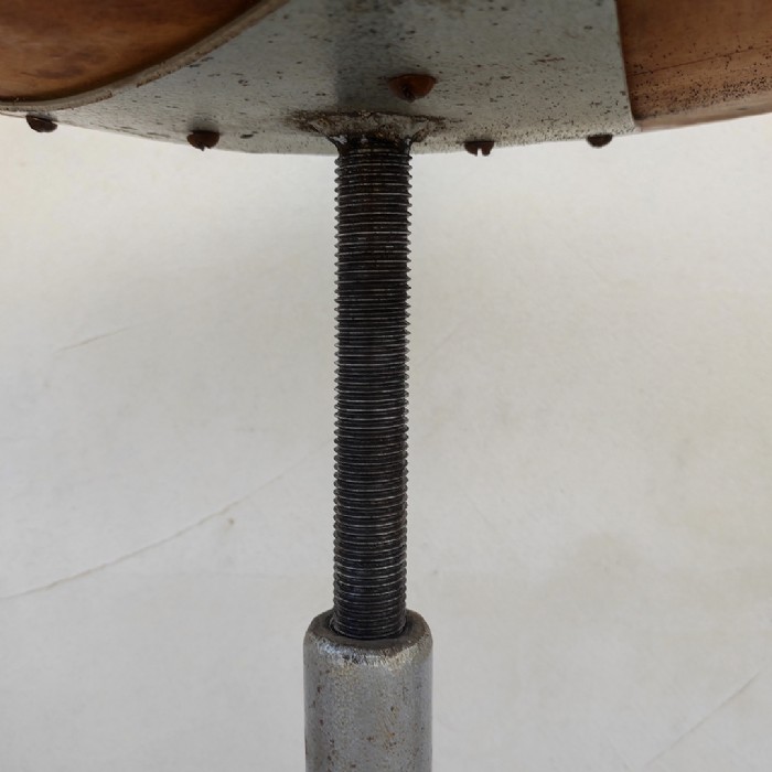 Immagine dell'articolo Sgabello da laboratorio Sgabello industriale tecnico vintage n.479