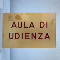 Miniatura dell'articolo Targa vintage bifacciale AULA DI UDIENZA - Oggetto n.166