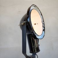 Miniatura dell'articolo Faro industriale vintage su treppiede in legno - Oggetto n.197