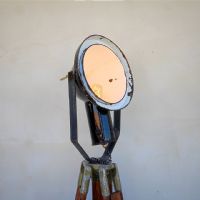 Miniatura dell'articolo Faro industriale vintage su treppiede in legno - Oggetto n.197