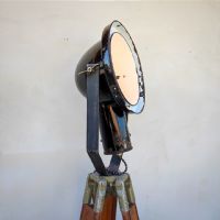 Miniatura dell'articolo Faro industriale vintage su treppiede in legno - Oggetto n.197