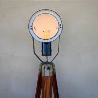 Miniatura dell'articolo Faro industriale vintage su treppiede in legno - Oggetto n.197