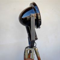 Miniatura dell'articolo Faro industriale vintage su treppiede in legno - Oggetto n.197