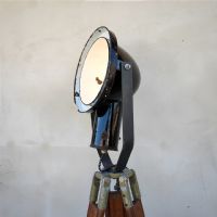 Miniatura dell'articolo Faro industriale vintage su treppiede in legno - Oggetto n.197