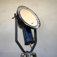 Miniatura dell'articolo Faro industriale vintage su treppiede in legno - Oggetto n.197