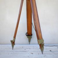 Miniatura dell'articolo Faro industriale vintage su treppiede in legno - Oggetto n.197