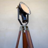 Miniatura dell'articolo Faro industriale vintage su treppiede in legno - Oggetto n.197