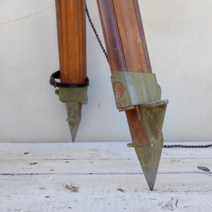 Miniatura dell'articolo Faro industriale vintage su treppiede in legno - Oggetto n.197